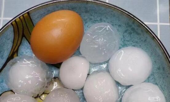 四川安岳突降冰雹如雞蛋般大小