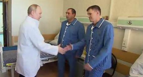 普京穿白大褂探望對烏作戰傷兵