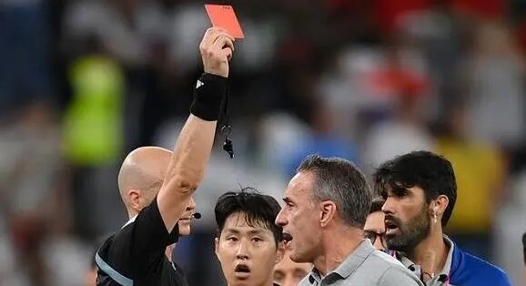 韓國(guó)主帥賽后怒斥裁判被紅牌驅(qū)逐