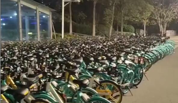 南京一地鐵口被大量共享單車堵死