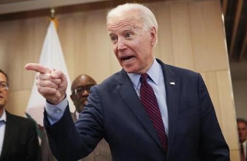 拜登平安夜照片被惡搞