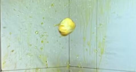 男子油鍋炸元宵現場慘烈