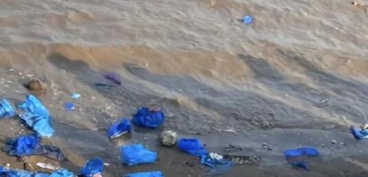 女生趕海漲潮后發現遍地鞋套