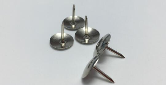 外賣員在路上撒超3000枚圖釘