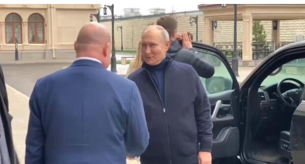 普京親自駕車訪問塞瓦斯托波爾