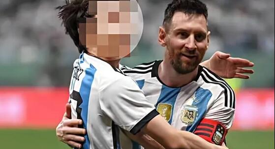 球迷回應(yīng)沖進(jìn)場擁抱梅西