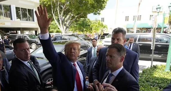 特朗普說請支持者吃飯卻沒買單