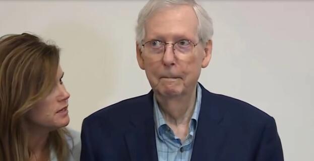 美共和黨領袖發言時突然僵住