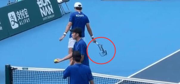 韓國(guó)選手輸球后瘋狂摔拍拒絕握手