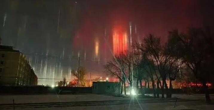 新疆天空中現(xiàn)寒夜燈柱