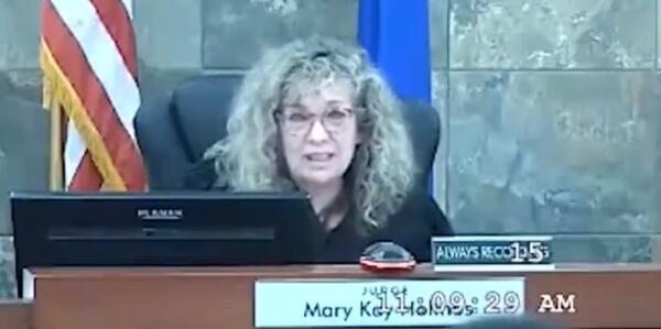 拉斯維加斯女法官當庭遭嫌犯攻擊