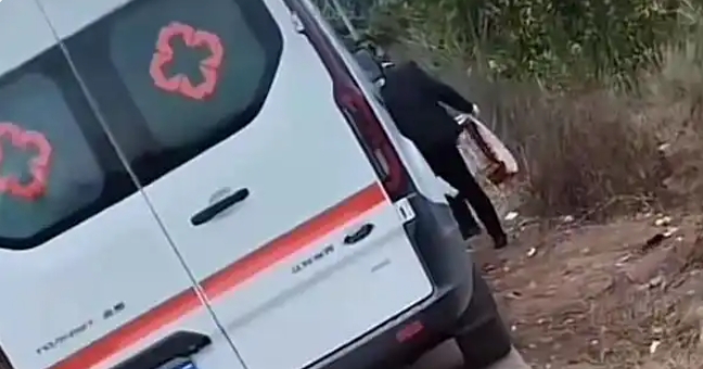 救護車開到地里采摘柑橘