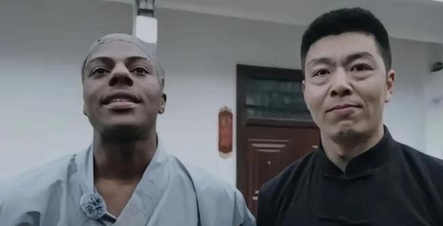 甲亢哥與師父告別時拿錢感謝