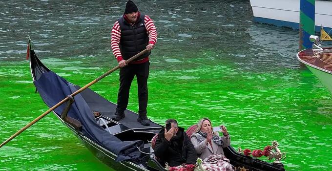 環保少女和同伴將威尼斯大運河染綠